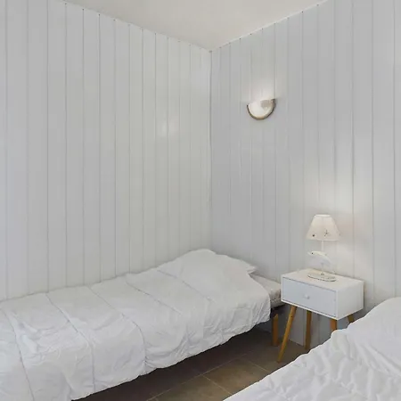 Apartment 2 Pieces En Front De Mer, Acces Direct, Proche Commerces - Fr-1-423-318 *